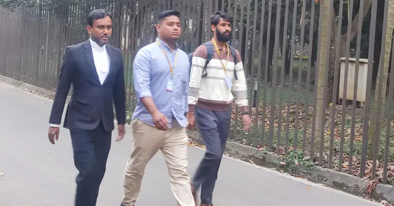 আবু সাঈদ হত্যা মামলায় সাক্ষ্য দিতে ট্রাইব্যুনালে পৌঁছেছেন হাসনাত আবদুল্লাহ